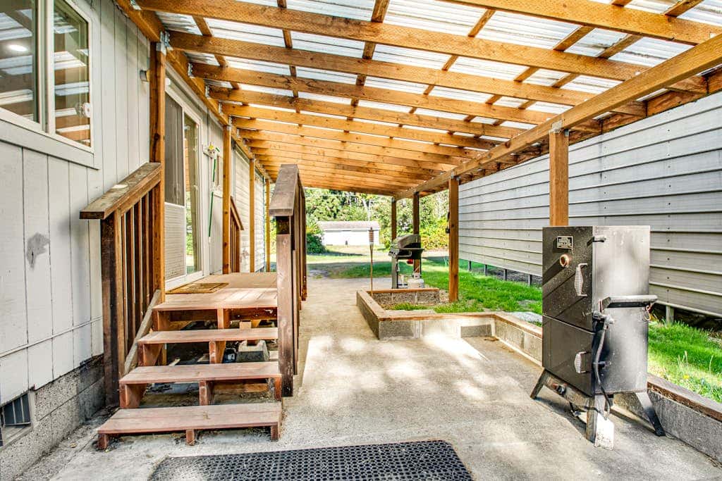 Single-level home with firepit & gas fireplace - walk to the beach, 3 dogs OK
