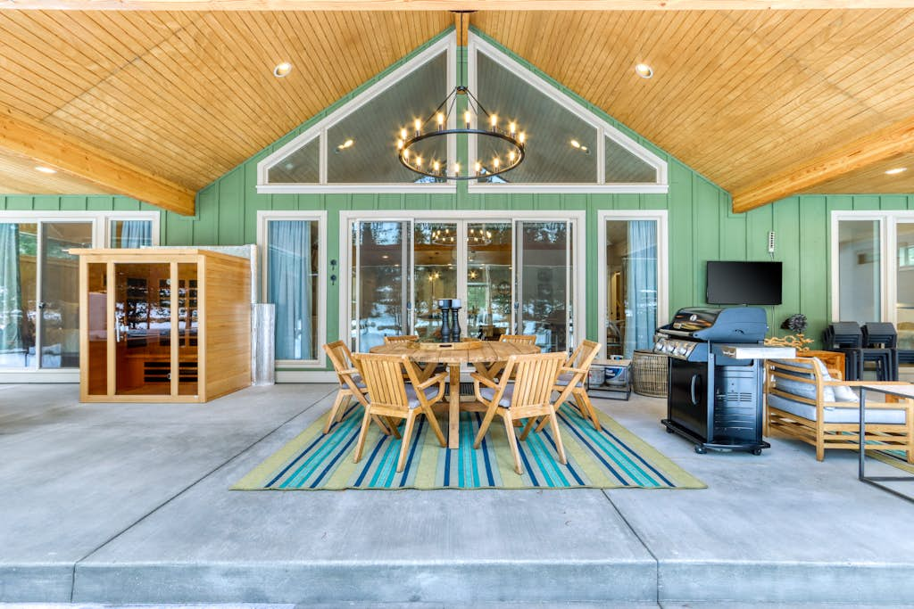 Dream on the Deschutes River with private sauna, game room, & massage chairs