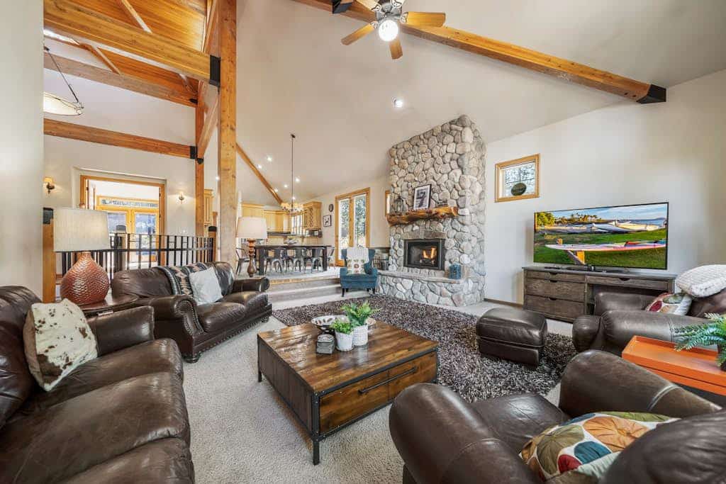 Home among the pines with a private hot tub, patio & 8 SHARC passes