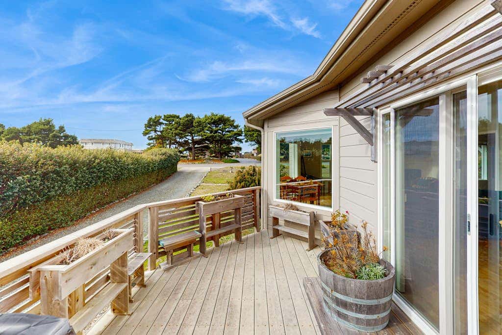 Charming home with WiFi, deck, & grill - 1 block to the beach