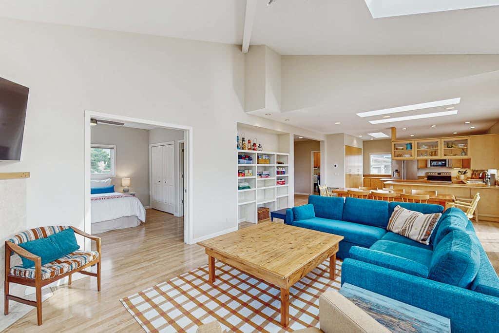 Charming home with WiFi, deck, & grill - 1 block to the beach