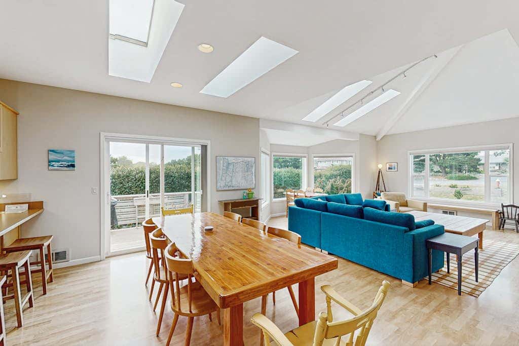 Charming home with WiFi, deck, & grill - 1 block to the beach