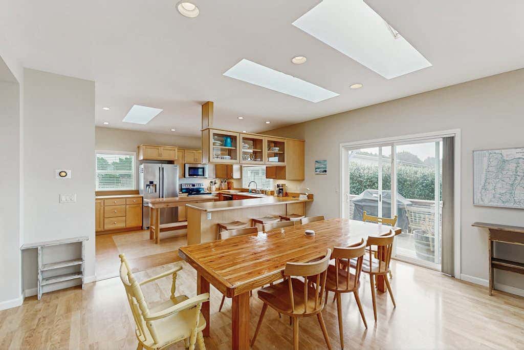 Charming home with WiFi, deck, & grill - 1 block to the beach