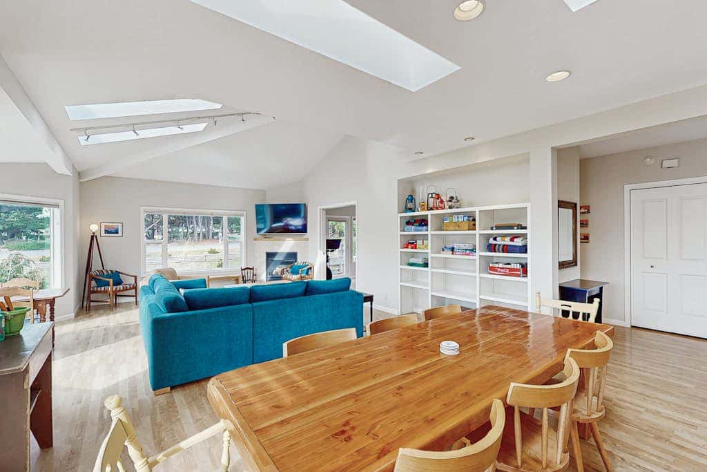 Charming home with WiFi, deck, & grill - 1 block to the beach
