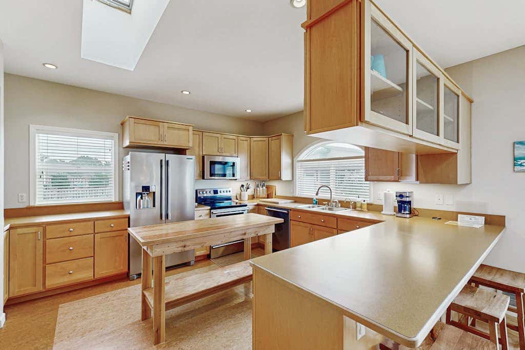 Charming home with WiFi, deck, & grill - 1 block to the beach