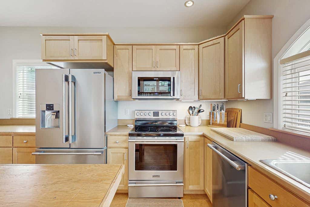 Charming home with WiFi, deck, & grill - 1 block to the beach