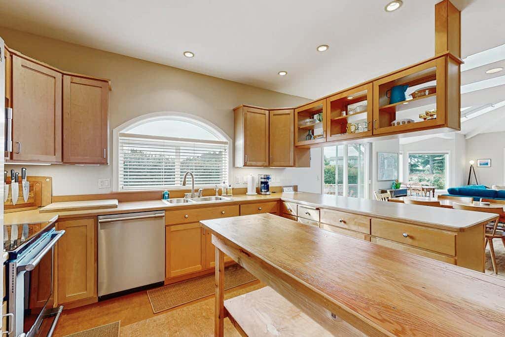 Charming home with WiFi, deck, & grill - 1 block to the beach