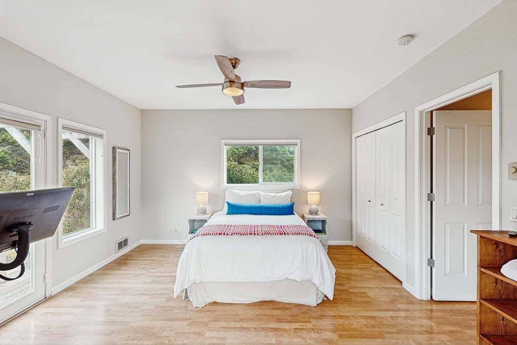 Charming home with WiFi, deck, & grill - 1 block to the beach
