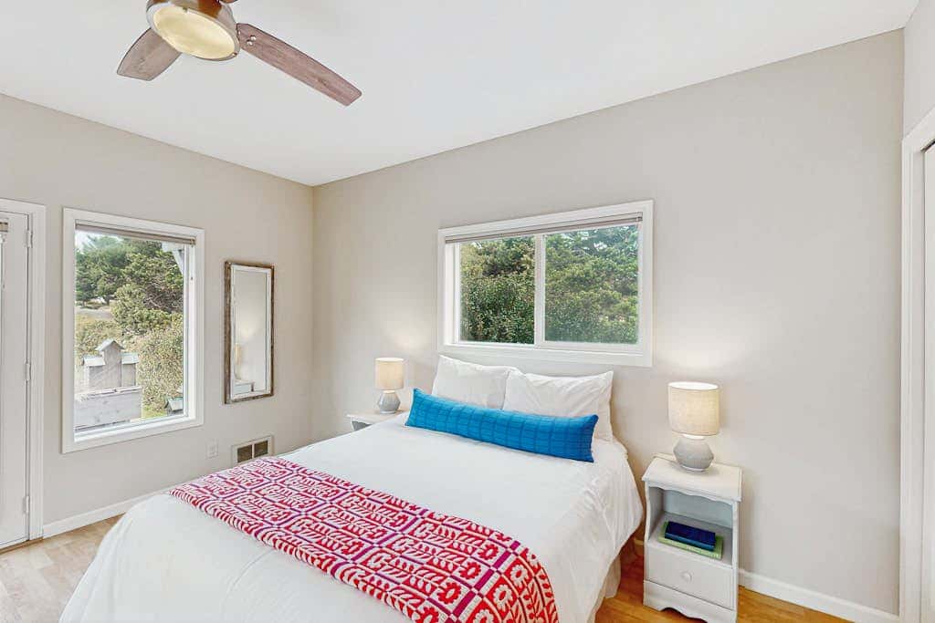 Charming home with WiFi, deck, & grill - 1 block to the beach