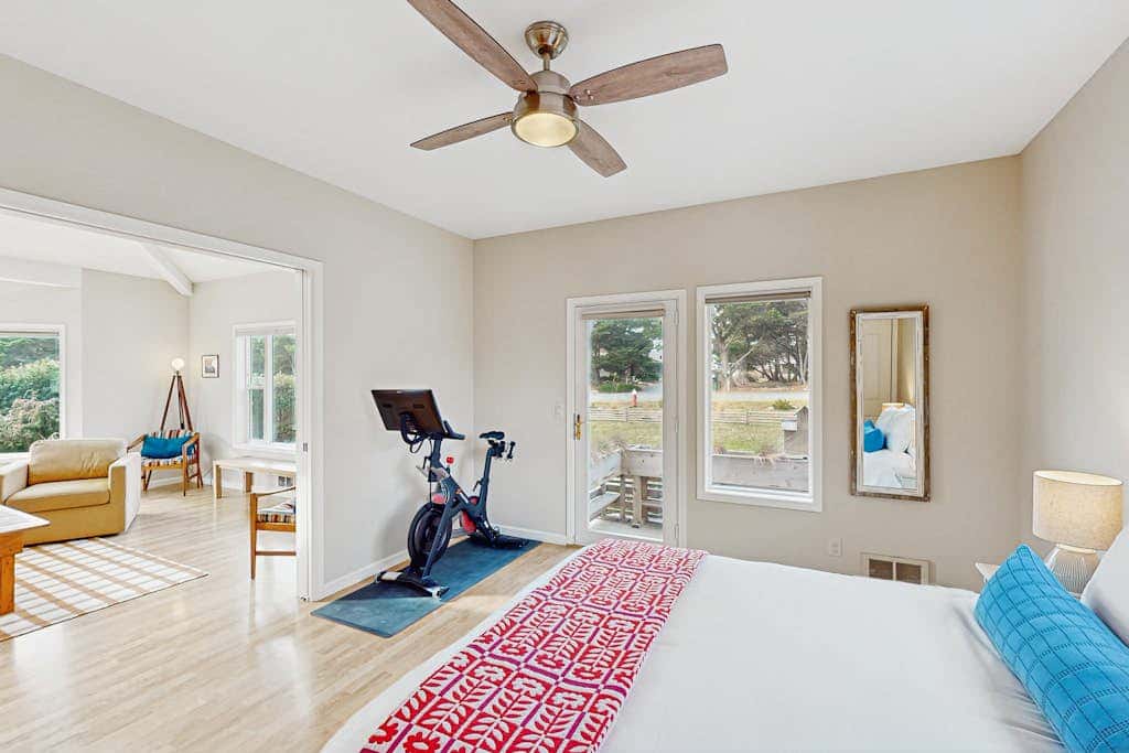 Charming home with WiFi, deck, & grill - 1 block to the beach