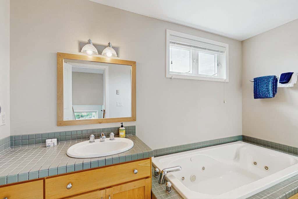 Charming home with WiFi, deck, & grill - 1 block to the beach