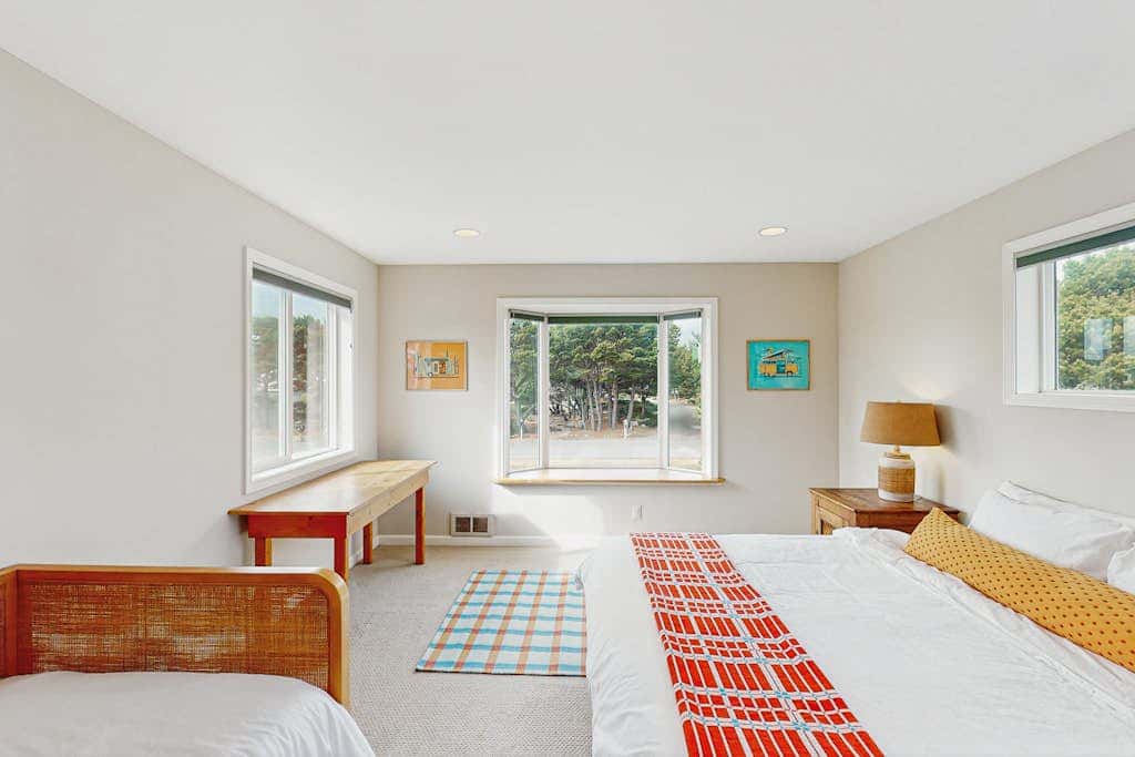 Charming home with WiFi, deck, & grill - 1 block to the beach
