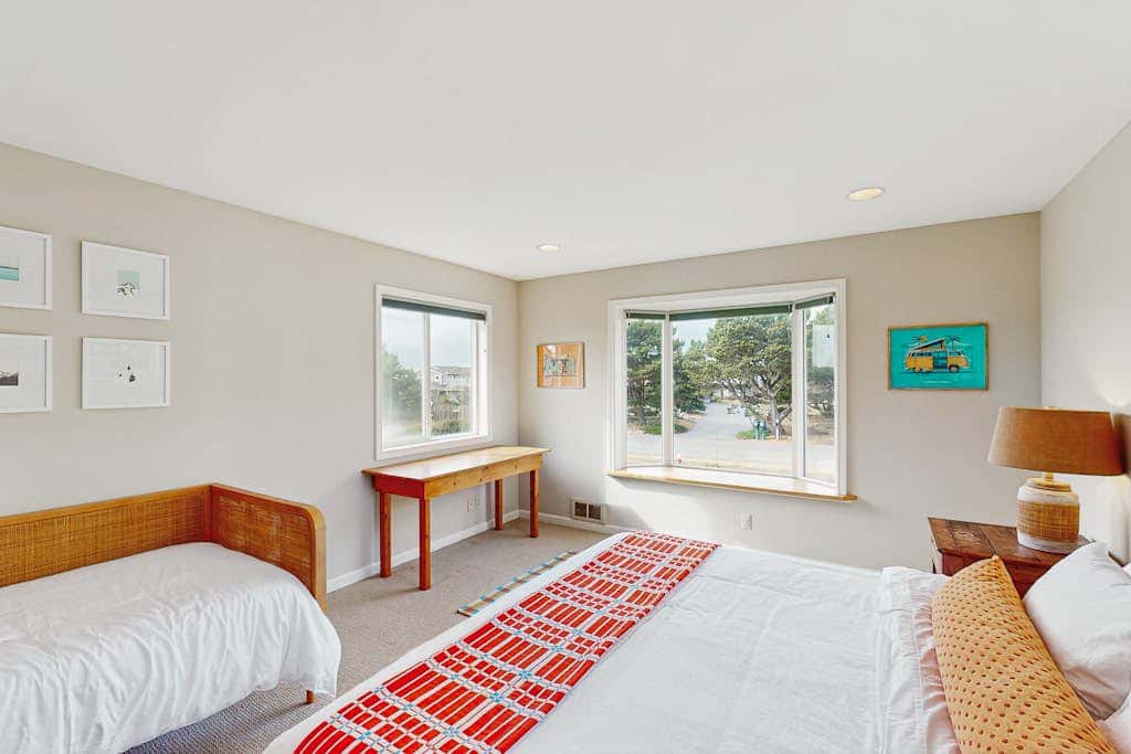 Charming home with WiFi, deck, & grill - 1 block to the beach