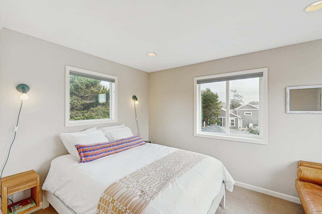 Charming home with WiFi, deck, & grill - 1 block to the beach