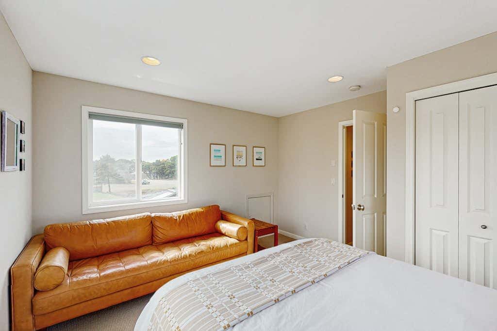 Charming home with WiFi, deck, & grill - 1 block to the beach