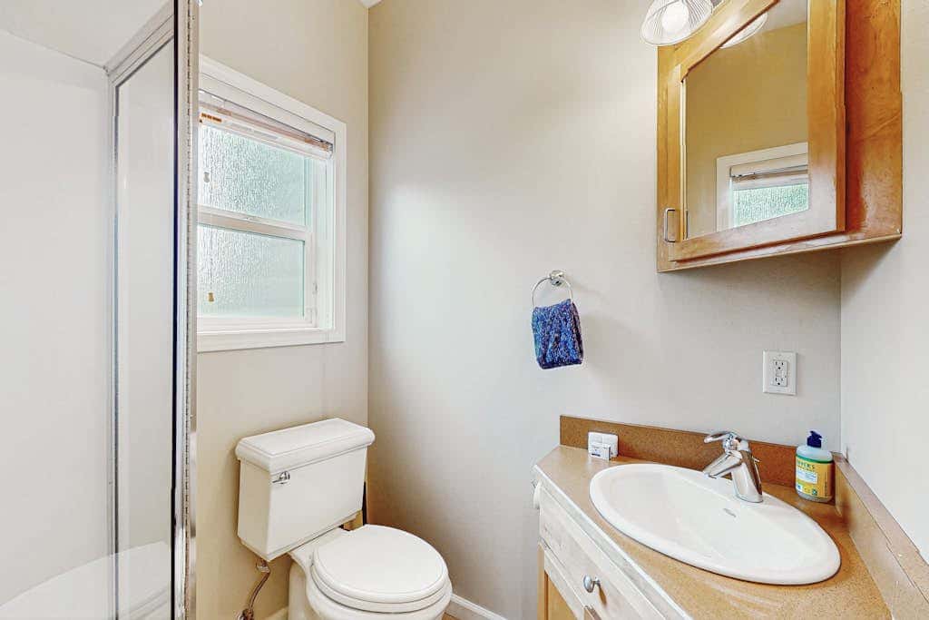 Charming home with WiFi, deck, & grill - 1 block to the beach