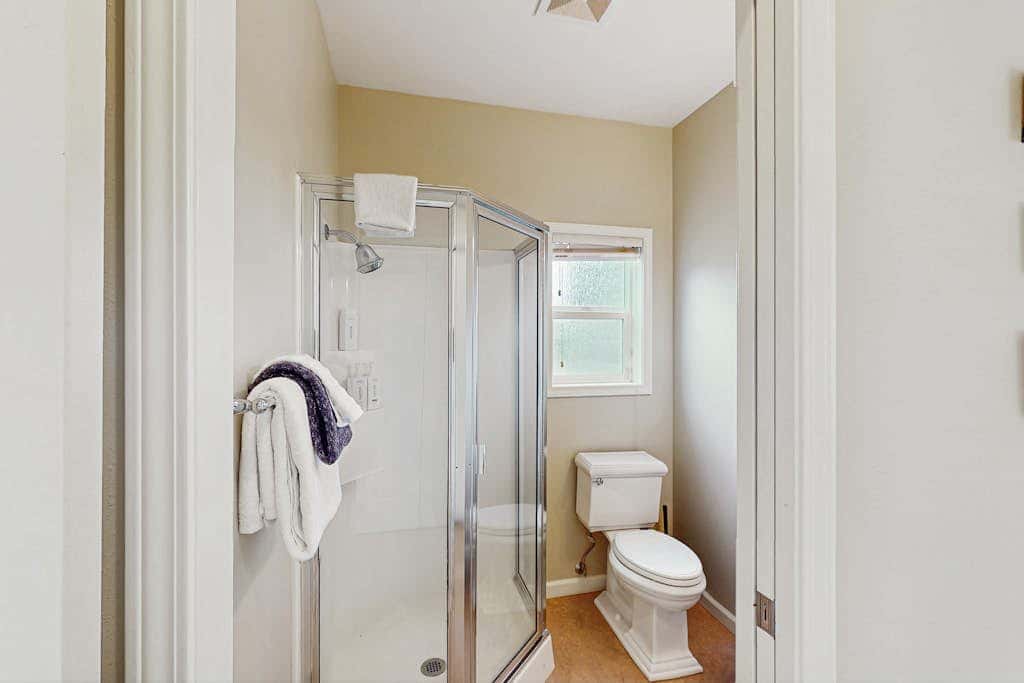 Charming home with WiFi, deck, & grill - 1 block to the beach