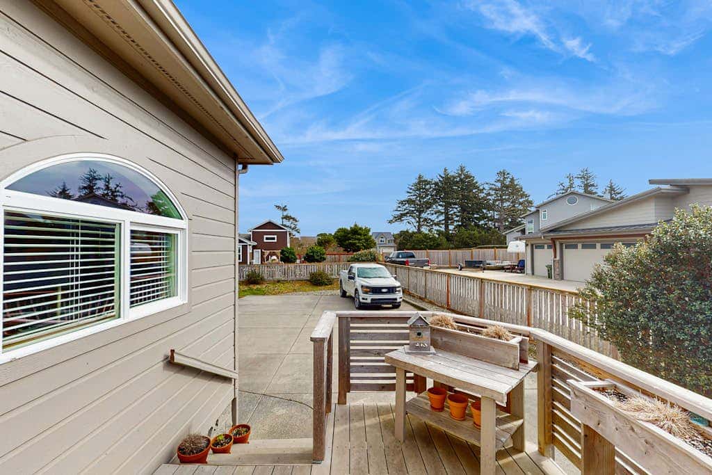 Charming home with WiFi, deck, & grill - 1 block to the beach
