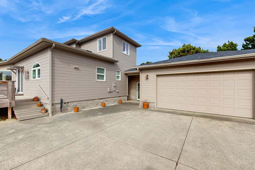 Charming home with WiFi, deck, & grill - 1 block to the beach