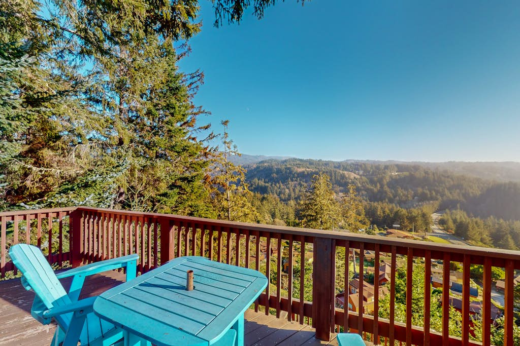 Ocean/mountain view home in Boardman Scenic Corridor with great deck