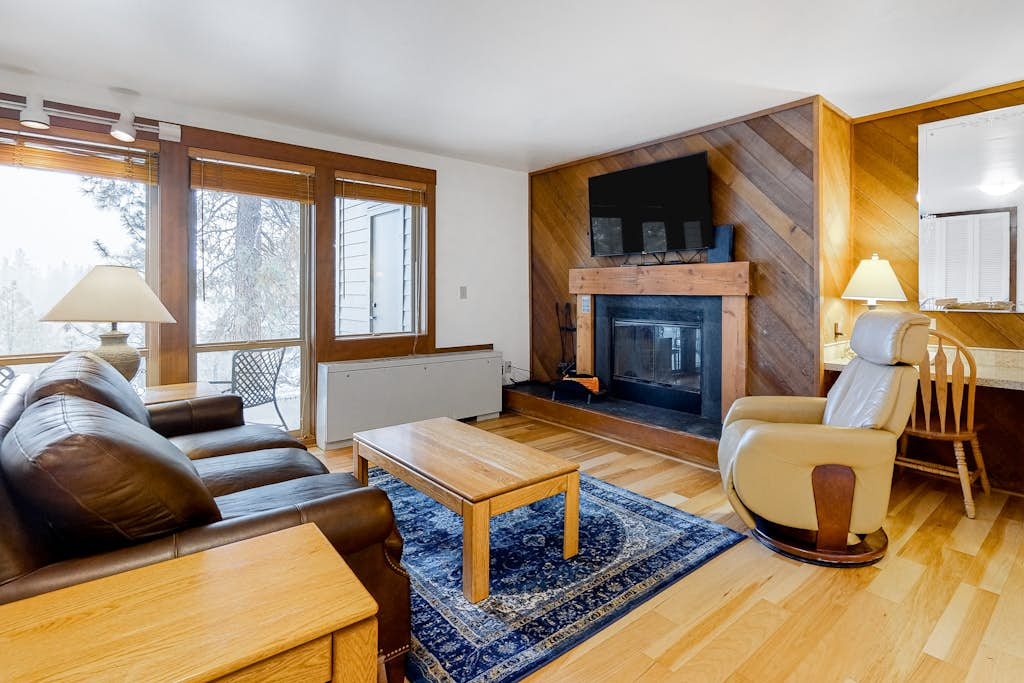 Mountain view condo with a fireplace, WiFi, partial AC, shared hot tub & pool
