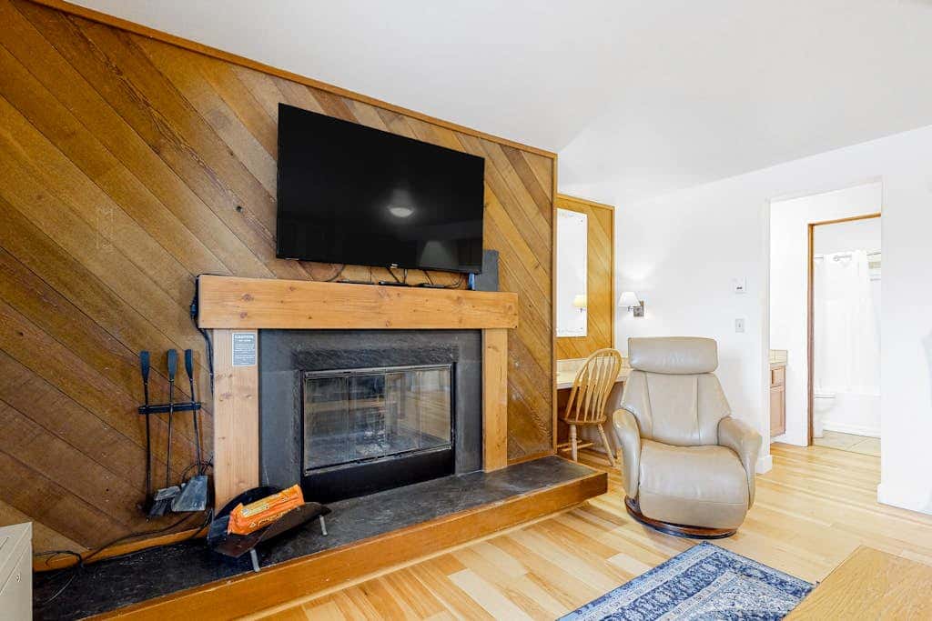 Mountain view condo with a fireplace, WiFi, partial AC, shared hot tub & pool