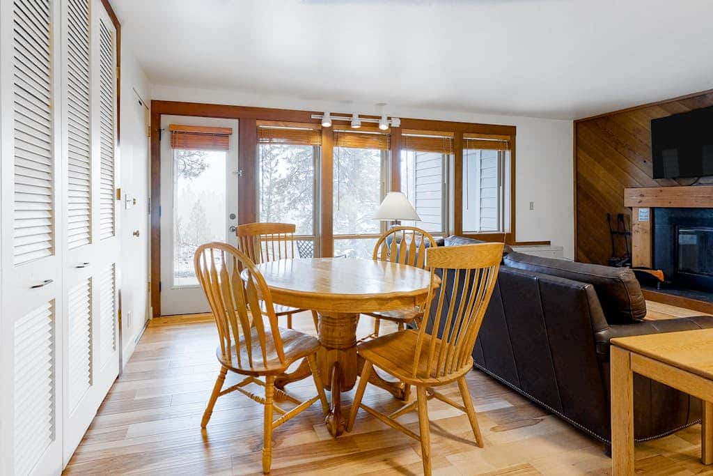 Mountain view condo with a fireplace, WiFi, partial AC, shared hot tub & pool