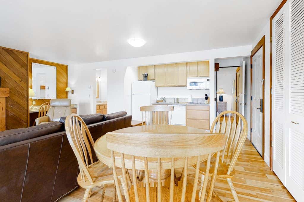 Mountain view condo with a fireplace, WiFi, partial AC, shared hot tub & pool