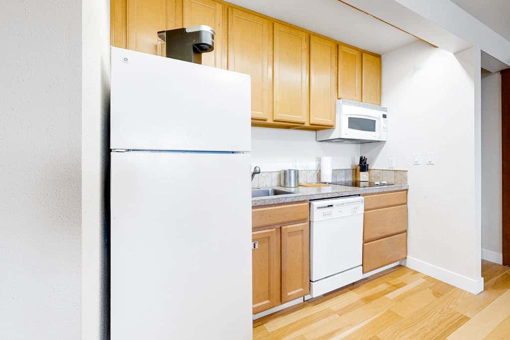 Mountain view condo with a fireplace, WiFi, partial AC, shared hot tub & pool