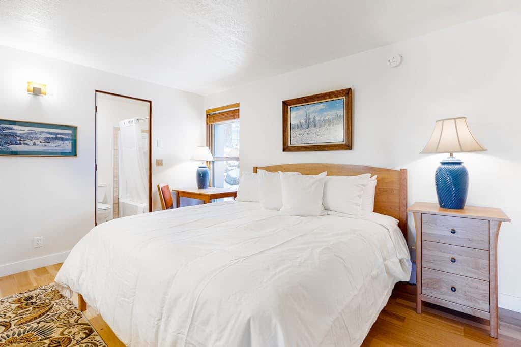 Mountain view condo with a fireplace, WiFi, partial AC, shared hot tub & pool