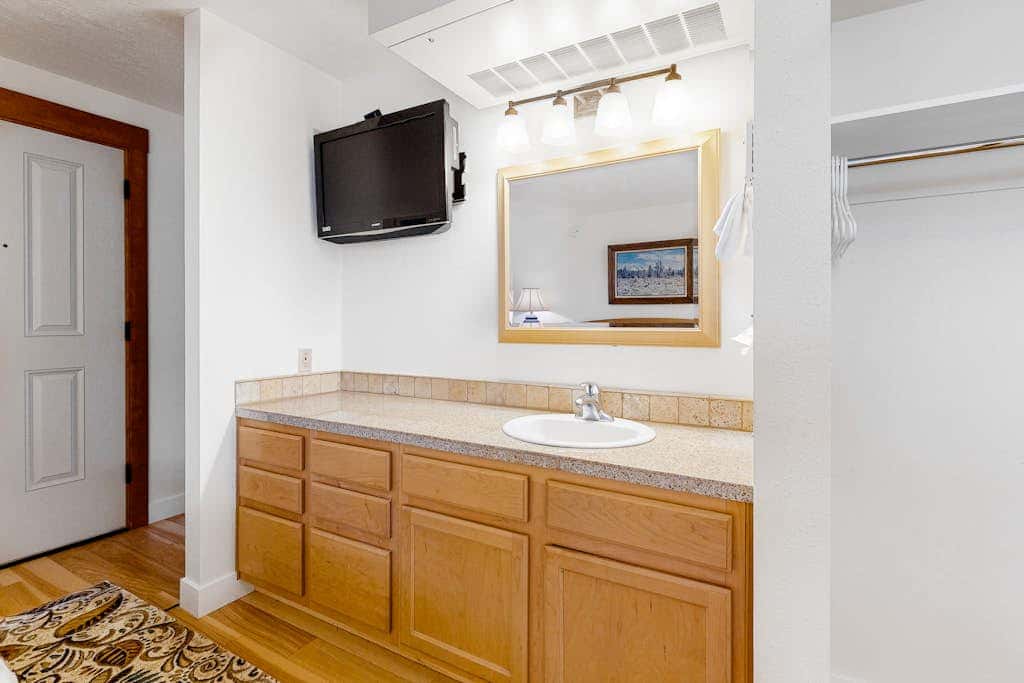 Mountain view condo with a fireplace, WiFi, partial AC, shared hot tub & pool