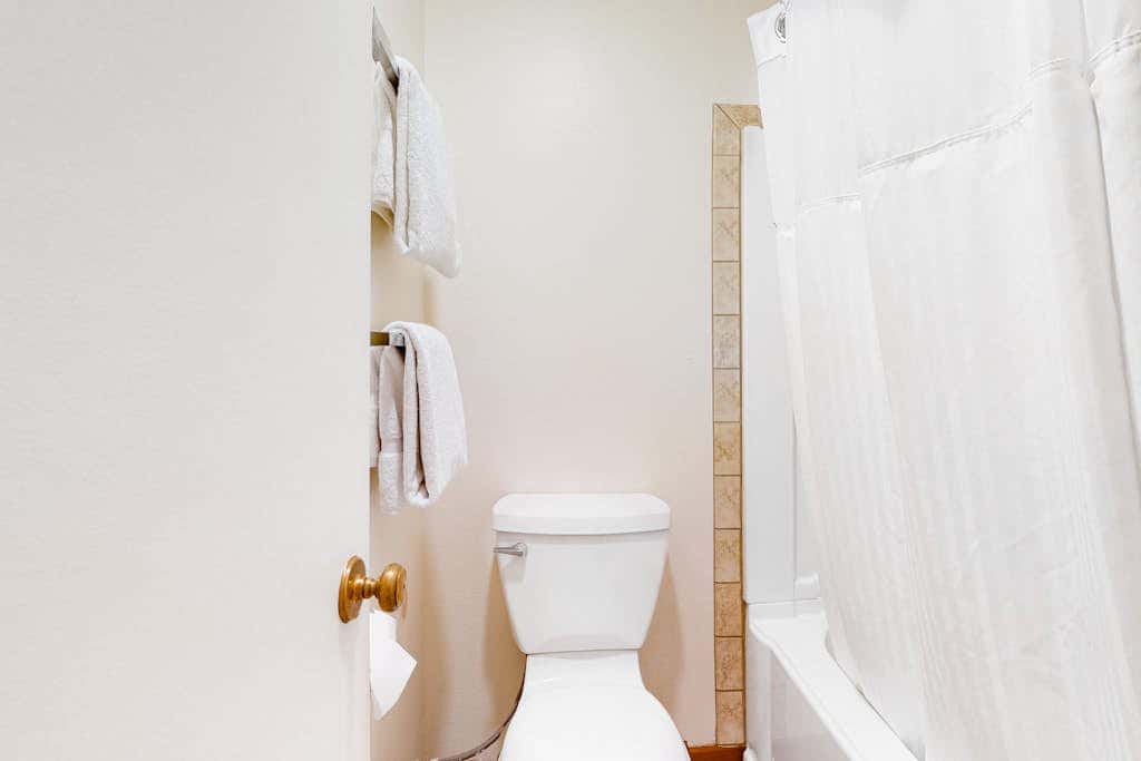 Mountain view condo with a fireplace, WiFi, partial AC, shared hot tub & pool