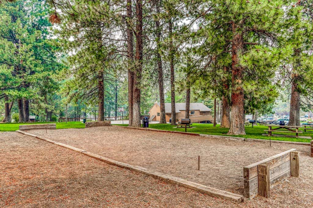 Mountain view condo with a fireplace, WiFi, partial AC, shared hot tub & pool