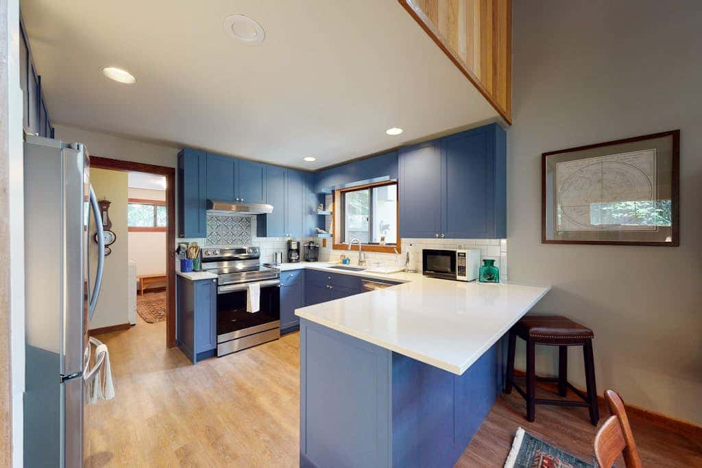 Inviting & comfortable Black Butte home with  hot tub, pool, tennis & basketball