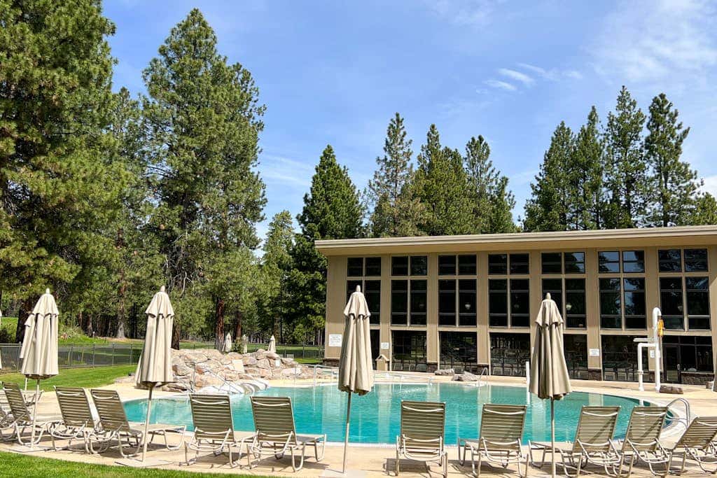 Inviting & comfortable Black Butte home with  hot tub, pool, tennis & basketball