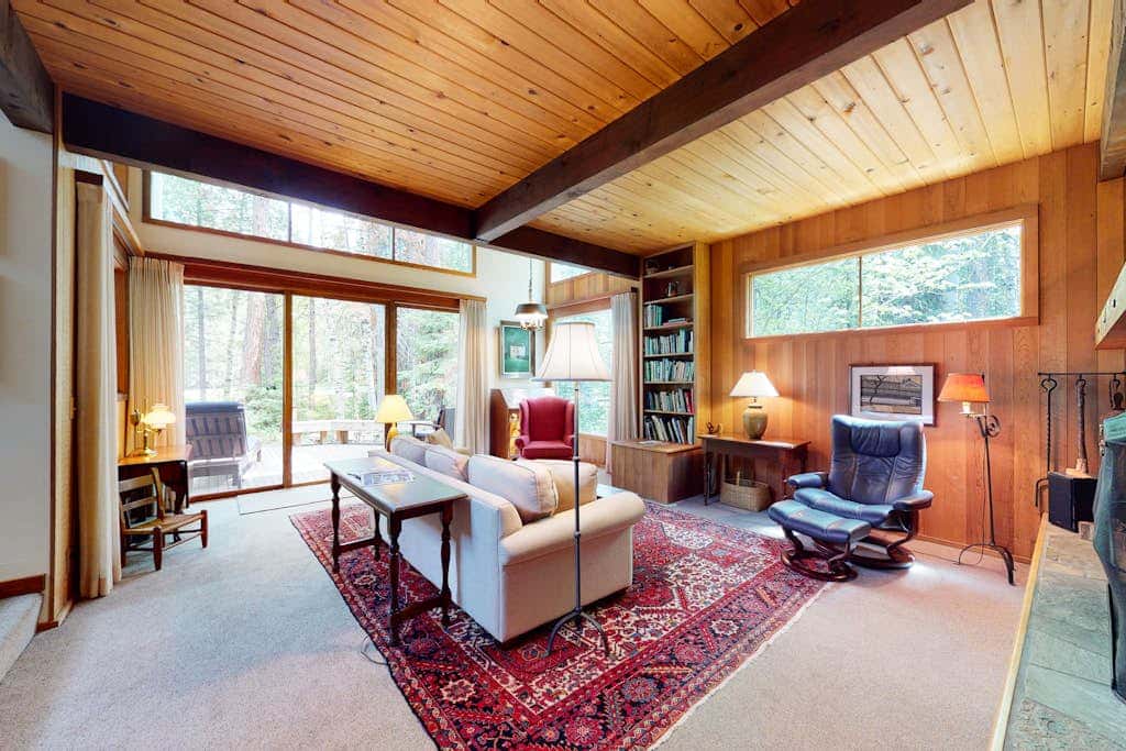 Inviting & comfortable Black Butte home with  hot tub, pool, tennis & basketball