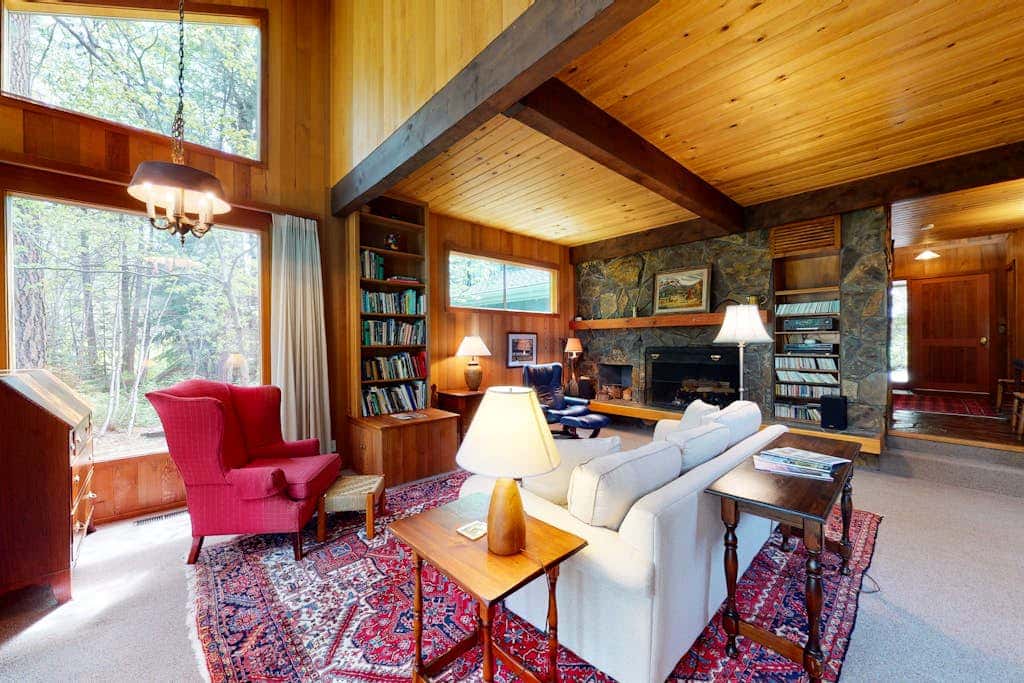 Inviting & comfortable Black Butte home with  hot tub, pool, tennis & basketball