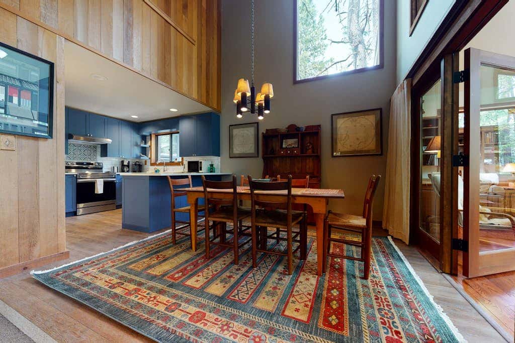 Inviting & comfortable Black Butte home with  hot tub, pool, tennis & basketball