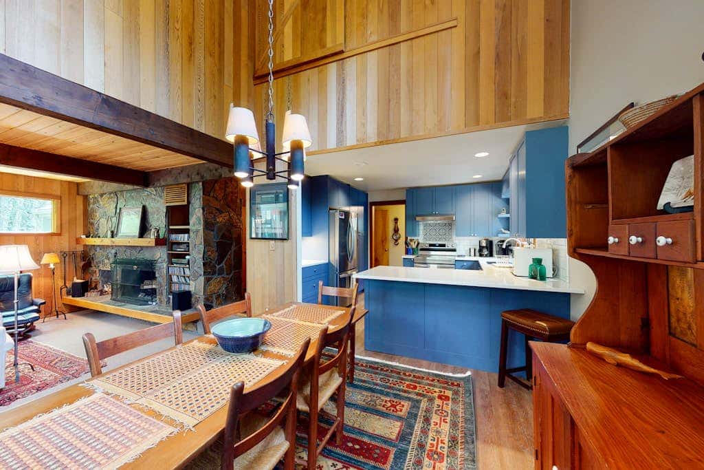 Inviting & comfortable Black Butte home with  hot tub, pool, tennis & basketball