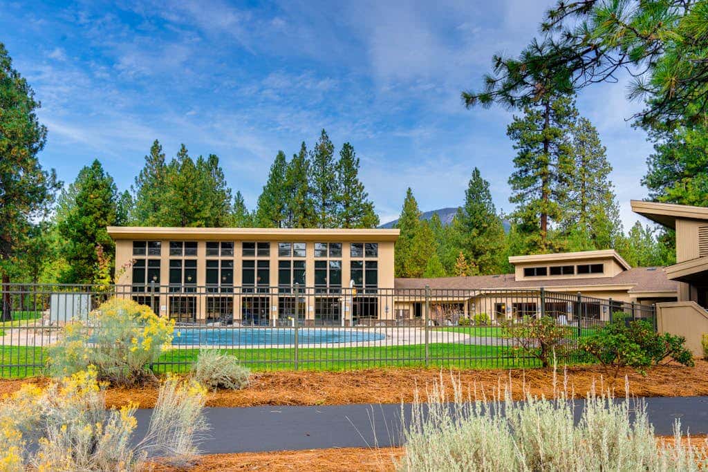 Inviting & comfortable Black Butte home with  hot tub, pool, tennis & basketball