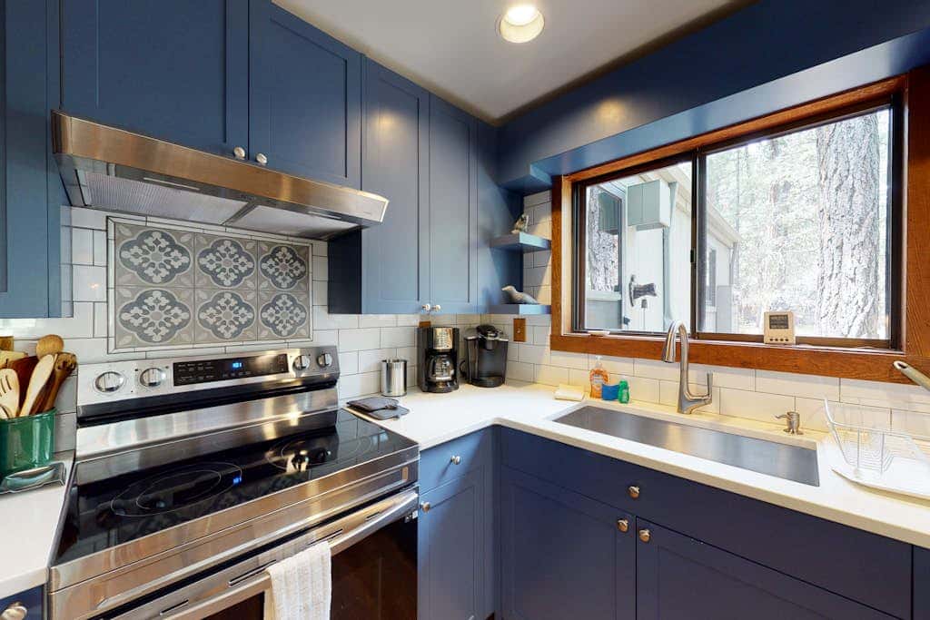 Inviting & comfortable Black Butte home with  hot tub, pool, tennis & basketball