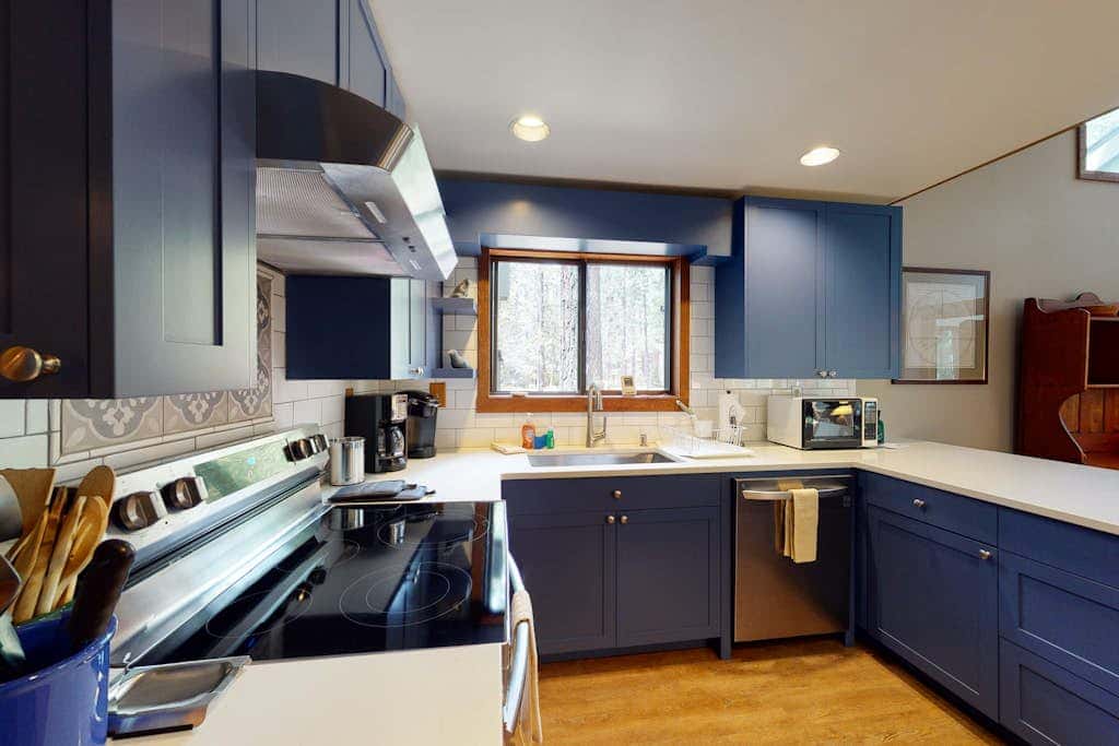 Inviting & comfortable Black Butte home with  hot tub, pool, tennis & basketball