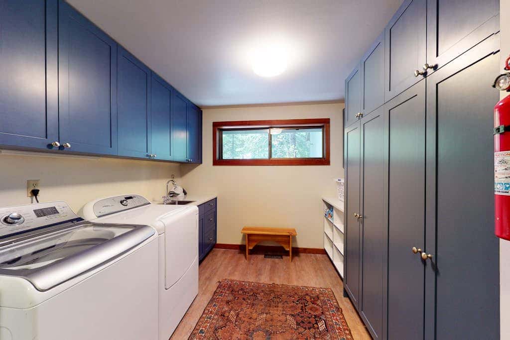 Inviting & comfortable Black Butte home with  hot tub, pool, tennis & basketball