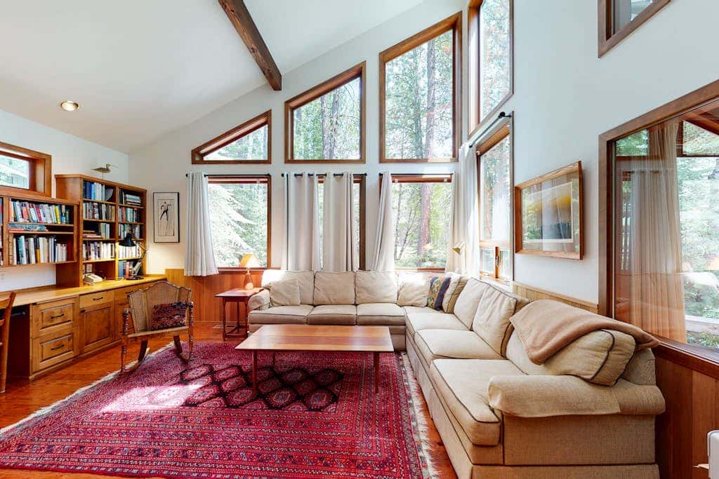Inviting & comfortable Black Butte home with  hot tub, pool, tennis & basketball