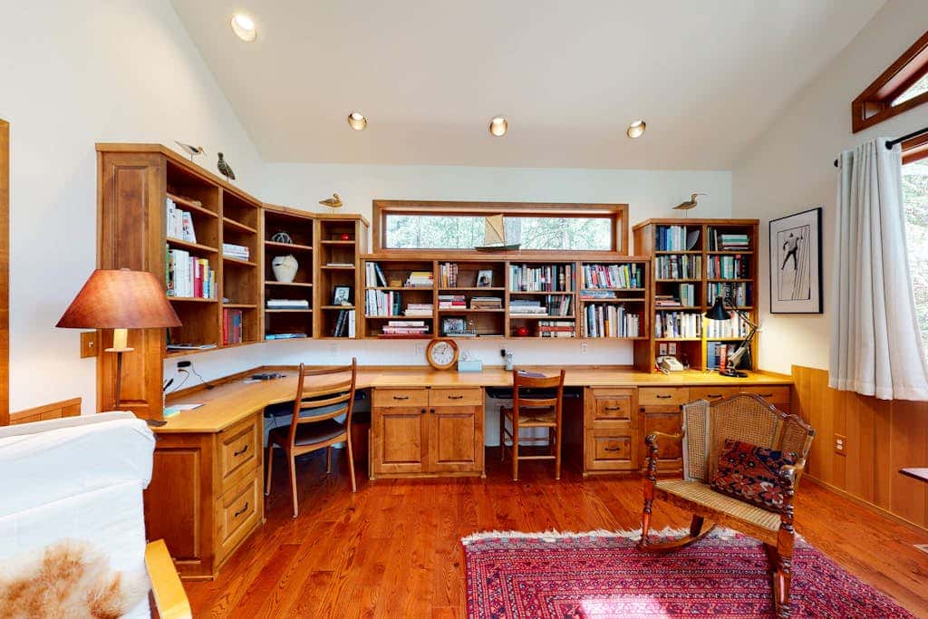 Inviting & comfortable Black Butte home with  hot tub, pool, tennis & basketball