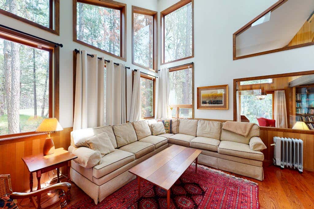 Inviting & comfortable Black Butte home with  hot tub, pool, tennis & basketball