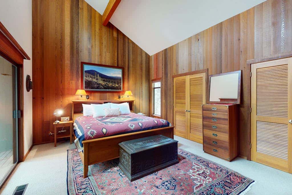 Inviting & comfortable Black Butte home with  hot tub, pool, tennis & basketball