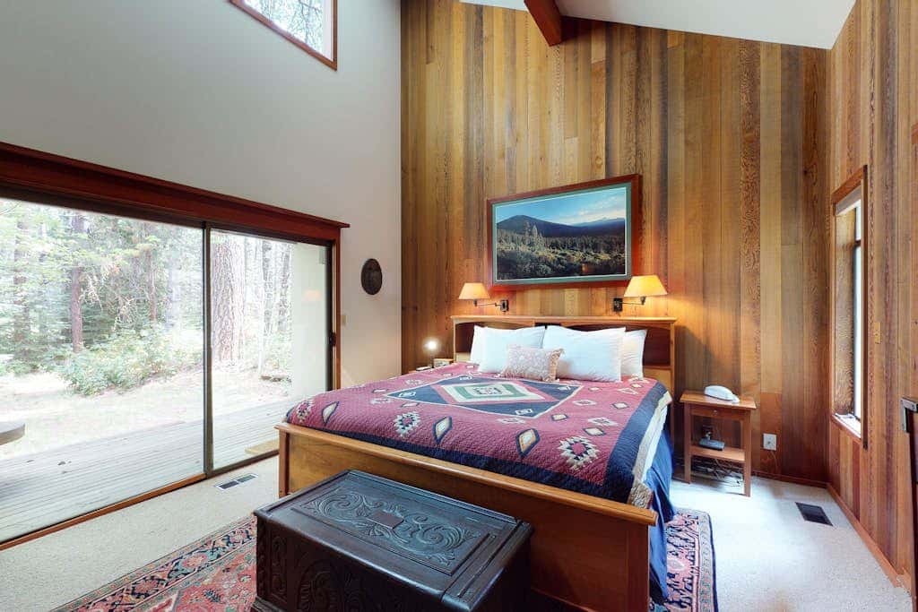 Inviting & comfortable Black Butte home with  hot tub, pool, tennis & basketball