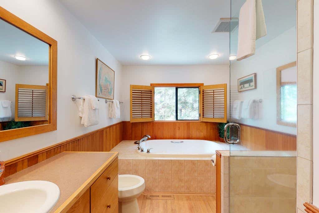 Inviting & comfortable Black Butte home with  hot tub, pool, tennis & basketball