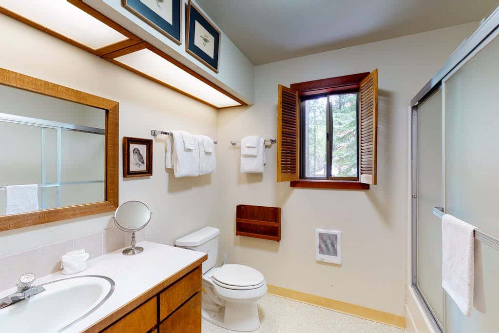 Inviting & comfortable Black Butte home with  hot tub, pool, tennis & basketball